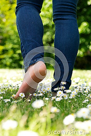 https://thumbs.dreamstime.com/x/young-woman-walking-barefoot-green-grass-park-31881860.jpg