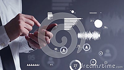 Zakenman die bedrijfsgegevensanalyse van mobiel telefoonapparaat uitvoeren in het bureau Zakenman die bedrijfsgegevensanalyse van mobiel telefoonapparaat uitvoeren in het bureau
