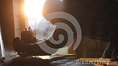 Zakończenie widok mężczyzna pracuje z elektryczną wyrzynarką i drewnianą deską słońce raca na tle zdjęcie wideo Zakończenie widok mężczyzna pracuje z elektryczną wyrzynarką i drewnianą deską słońce raca na tle zdjęcie wideo
