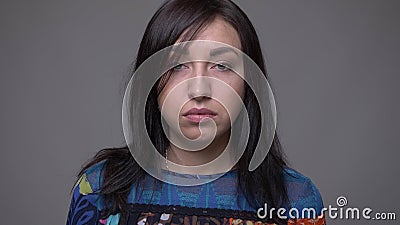 Zbliżenie portret dorosłej caucasian brunetki żeńska twarz patrzeje kamerę z tłem odizolowywającym na szarość zbiory wideo Zbliżenie portret dorosłej caucasian brunetki żeńska twarz patrzeje kamerę z tłem odizolowywającym na szarość zbiory wideo