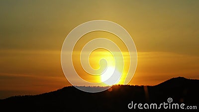 Zeitspanne des schönen Sonnenuntergangs über Berg 3840x2160 Zeitspanne des schönen Sonnenuntergangs über Berg 3840x2160