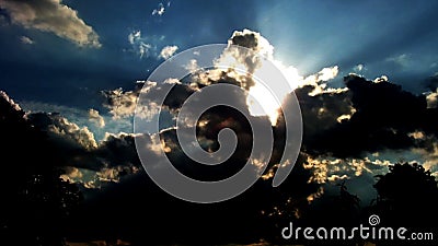 Zeitspanneclip von weißen flaumigen Wolken über blauem Himmel stock footage Zeitspanneclip von weißen flaumigen Wolken über blauem Himmel stock footage