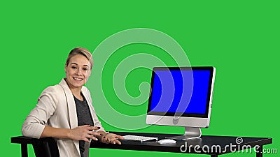 Zekere geconcentreerde onderneemster die aan camera spreken en dichtbij haar op het Groen Scherm kijken te controleren, Chromasle stock footage Zekere geconcentreerde onderneemster die aan camera spreken en dichtbij haar op het Groen Scherm kijken te controleren, Chromasle stock footage