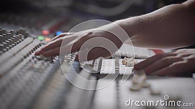 Zijaanzicht van een musicus wordt geschoten die aan audio werken die console in een muziekstudio die mengen stock videobeelden Zijaanzicht van een musicus wordt geschoten die aan audio werken die console in een muziekstudio die mengen stock videobeelden