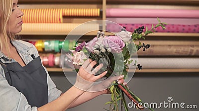 Zijaanzicht van professionele vrouwelijke bloemenkunstenaar die mooi boeket schikken bij bloemwinkel Zij combineert verschillend stock videobeelden Zijaanzicht van professionele vrouwelijke bloemenkunstenaar die mooi boeket schikken bij bloemwinkel Zij combineert verschillend stock videobeelden