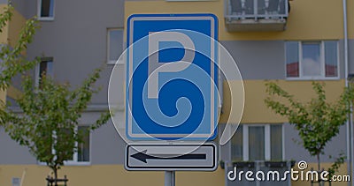Znak parkingowy obszar mieszkalny punkty strzałki w lewo kierunek przeszukiwanie ruchu zbiory Znak parkingowy obszar mieszkalny punkty strzałki w lewo kierunek przeszukiwanie ruchu zbiory