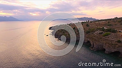Zonsondergang in de lege baai van de Middellandse Zee, dichtbij het Griekse eiland De oppervlakte van het water glanst in de zon, stock video Zonsondergang in de lege baai van de Middellandse Zee, dichtbij het Griekse eiland De oppervlakte van het water glanst in de zon, stock video