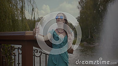 Zrelaksowana powabna kobieta bierze fotografię na telefonie zbiory wideo Zrelaksowana powabna kobieta bierze fotografię na telefonie zbiory wideo