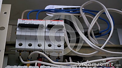 Zugeschalteter elektrischer Unterbrecher-Kasten stock footage Zugeschalteter elektrischer Unterbrecher-Kasten stock footage