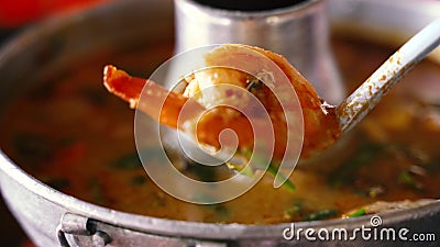Zuppa di gamberetto in stile thai con erba di limone e funghi di nome tom yam kung. un popolare piatto thai piccante di cibo picca stock footage Zuppa di gamberetto in stile thai con erba di limone e funghi di nome tom yam kung. un popolare piatto thai piccante di cibo picca stock footage