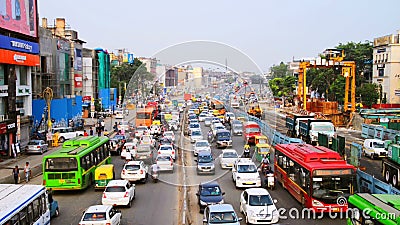 Zwaar autoverkeer in de stad van New Delhi, India stock videobeelden Zwaar autoverkeer in de stad van New Delhi, India stock videobeelden