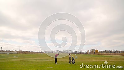 Zwei Männer, die Golf an einem Wolkentag spielen stock video Zwei Männer, die Golf an einem Wolkentag spielen stock video