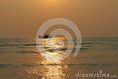 ZÃ¡pad slunce nad lodÃ­ Thajsko, ostrov Ko chang Stock Photo