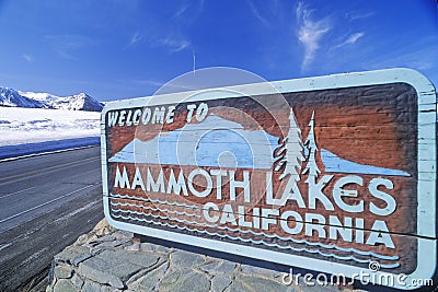 ï¿½Welcome to Mammoth Lakes Californiaï¿½ sign along roadway, Mammoth, California Stock Photo