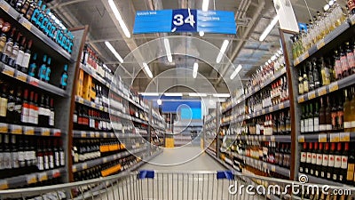 € « LENTA de St Petersburg, Russie, janvier 2017 : étagères dans un supermarché avec un vin blanc et rouge banque de vidéos € « LENTA de St Petersburg, Russie, janvier 2017 : étagères dans un supermarché avec un vin blanc et rouge banque de vidéos