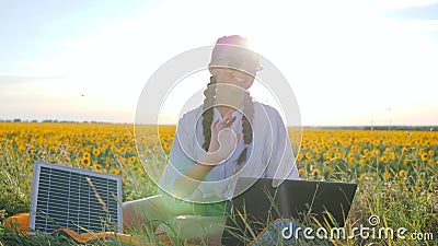 Énergie naturelle, jeune femme heureuse appliquant les panneaux photovoltaïques solaires dehors, femelle dans le contre-jour avec clips vidéos Énergie naturelle, jeune femme heureuse appliquant les panneaux photovoltaïques solaires dehors, femelle dans le contre-jour avec clips vidéos