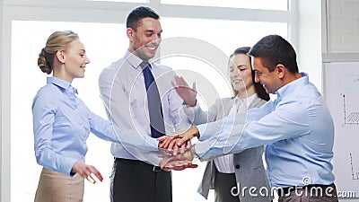 Équipe avec des mains sur l'un l'autre dans le bureau banque de vidéos Équipe avec des mains sur l'un l'autre dans le bureau banque de vidéos