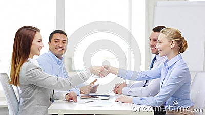 Équipe de sourire avec le PC de table fonctionnant dans le bureau banque de vidéos Équipe de sourire avec le PC de table fonctionnant dans le bureau banque de vidéos