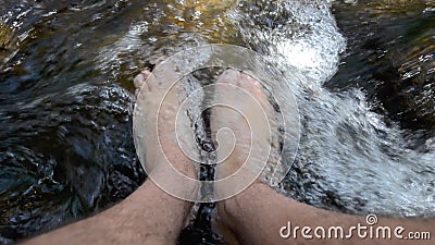 Équipez le lavage ses jambes en eau de source fraîche Équipez le lavage ses jambes en eau de source fraîche