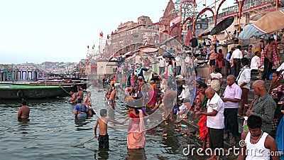 Índia, Varanasi, Ganga, o 15 de março de 2019 - os peregrinos hindu oferecem orações no banco de Ganges River santamente durante Índia, Varanasi, Ganga, o 15 de março de 2019 - os peregrinos hindu oferecem orações no banco de Ganges River santamente durante
