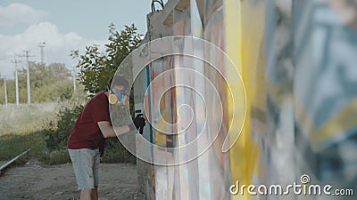 Κύριος γκράφιτι με τη ζωγραφική αναπνευστικών συσκευών στον τοίχο οδών 4K απόθεμα βίντεο Κύριος γκράφιτι με τη ζωγραφική αναπνευστικών συσκευών στον τοίχο οδών 4K απόθεμα βίντεο
