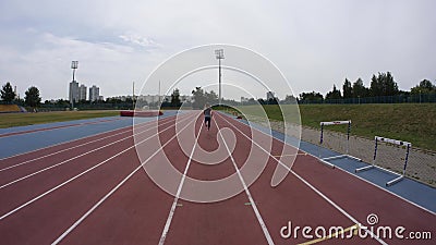 Μια όμορφη γυναίκα jogger αρχίζει στο στάδιο αθλητισμού πόλεων κατά τη διάρκεια μιας κατάρτισης ημέρας στο σε αργή κίνηση βίντεο φιλμ μικρού μήκους Μια όμορφη γυναίκα jogger αρχίζει στο στάδιο αθλητισμού πόλεων κατά τη διάρκεια μιας κατάρτισης ημέρας στο σε αργή κίνηση βίντεο φιλμ μικρού μήκους