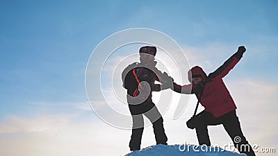 Ομαδική εργασία το επίτευγμα επιτυχίας χαράς τουριστών ομάδων βουνών χειμερινού χιονιού ατόμων ομάδας αύξησε τα χέρια τους χαίρετ απόθεμα βίντεο Ομαδική εργασία το επίτευγμα επιτυχίας χαράς τουριστών ομάδων βουνών χειμερινού χιονιού ατόμων ομάδας αύξησε τα χέρια τους χαίρετ απόθεμα βίντεο