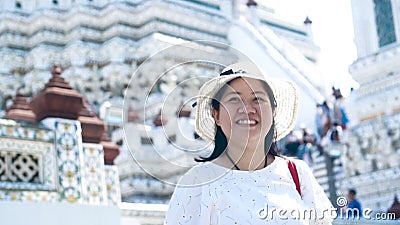 Азиатская дама наслаждаясь для путешествовать на Wat Arun Бангкок Таиланд движение медленное Азиатская дама наслаждаясь для путешествовать на Wat Arun Бангкок Таиланд движение медленное