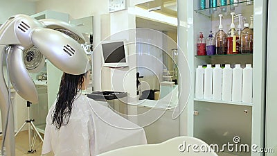Конец-вверх профессионального фена для волос сушит волосы маленькой девочки moisturizing маски сток-видео Конец-вверх профессионального фена для волос сушит волосы маленькой девочки moisturizing маски сток-видео