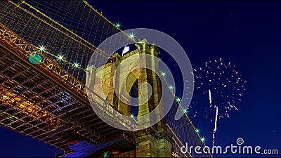 Überraschende funkelnde Feuerwerke Brooklyn-Brücke an der Dämmerung von New York City stock video footage Überraschende funkelnde Feuerwerke Brooklyn-Brücke an der Dämmerung von New York City stock video footage