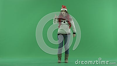 Überraschte junge Daumen zeigende und springende Frau, Farbenreinheitsschlüssel auf Hintergrund stock video footage Überraschte junge Daumen zeigende und springende Frau, Farbenreinheitsschlüssel auf Hintergrund stock video footage