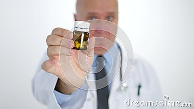 Überzeugter Doktor im Krankenhaus empfehlen die Pillen, die in der Hand Medizin-Empfänger halten stock footage Überzeugter Doktor im Krankenhaus empfehlen die Pillen, die in der Hand Medizin-Empfänger halten stock footage