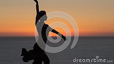 Ładna młoda dziewczyna tanczy orientalnego tana przy zmierzchem zbiory Ładna młoda dziewczyna tanczy orientalnego tana przy zmierzchem zbiory