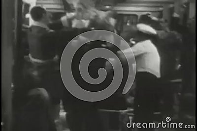 Άνθρωποι που προσπαθούν να βγεί το βυθίζοντας σκάφος απόθεμα βίντεο Άνθρωποι που προσπαθούν να βγεί το βυθίζοντας σκάφος απόθεμα βίντεο