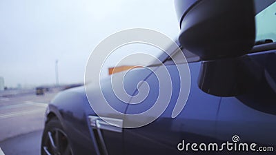 Άποψη της μπλε νέας στάσης αυτοκινήτων αριστερών πλευρών στην οδό Παρουσίαση Μπροστινός καθρέφτης Ρόδα _ Κρύες σκιές φιλμ μικρού μήκους Άποψη της μπλε νέας στάσης αυτοκινήτων αριστερών πλευρών στην οδό Παρουσίαση Μπροστινός καθρέφτης Ρόδα _ Κρύες σκιές φιλμ μικρού μήκους