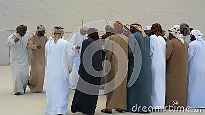 Άτομα Emirati που εκτελούν το Yowla, ένας παραδοσιακός χορός στην κληρονομιά των Ηνωμένων Αραβικών Εμιράτων δίπλα σε ένα ιστορικό απόθεμα βίντεο Άτομα Emirati που εκτελούν το Yowla, ένας παραδοσιακός χορός στην κληρονομιά των Ηνωμένων Αραβικών Εμιράτων δίπλα σε ένα ιστορικό απόθεμα βίντεο