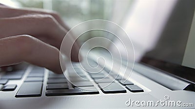 Άτομο που δακτυλογραφεί και που εργάζεται στο φορητό προσωπικό υπολογιστή - πλάγια όψη Άτομο που δακτυλογραφεί και που εργάζεται στο φορητό προσωπικό υπολογιστή - πλάγια όψη