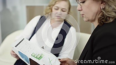 Ένας θηλυκός διευθυντής παρουσιάζει το νέο σχέδιο προγράμματος στους συναδέλφους στη συνεδρίαση, που εξηγεί τις ιδέες σχετικά με απόθεμα βίντεο Ένας θηλυκός διευθυντής παρουσιάζει το νέο σχέδιο προγράμματος στους συναδέλφους στη συνεδρίαση, που εξηγεί τις ιδέες σχετικά με απόθεμα βίντεο