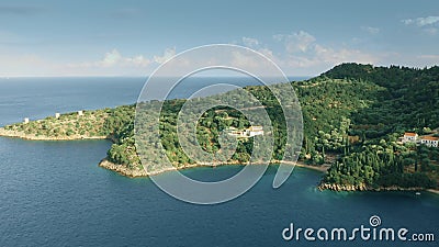Αεροφωτογραφία μιας μακρινής παράκτιας βίλας, Ελλάδα απόθεμα βίντεο Αεροφωτογραφία μιας μακρινής παράκτιας βίλας, Ελλάδα απόθεμα βίντεο