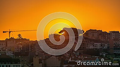 Ανατολή του ηλίου για την αεροσυνοικία της Λισσαβόνας, ο ουρανός της πόλης του Αγίου Πέτρου της Αλκαντάρα, Πορτογαλία φιλμ μικρού μήκους Ανατολή του ηλίου για την αεροσυνοικία της Λισσαβόνας, ο ουρανός της πόλης του Αγίου Πέτρου της Αλκαντάρα, Πορτογαλία φιλμ μικρού μήκους