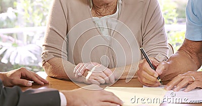 Ανώτερο ζεύγος που υπογράφει τη σύμβαση Ανώτερο ζεύγος που υπογράφει τη σύμβαση
