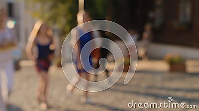 Από το μήκος σε πόδηα εστίασης Οι άνθρωποι περπατούν κάτω από την οδό απόθεμα βίντεο Από το μήκος σε πόδηα εστίασης Οι άνθρωποι περπατούν κάτω από την οδό απόθεμα βίντεο