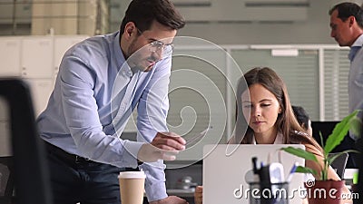 Αρσενική διδασκαλία οικότροφων κατάρτισης διευθυντών συμβούλων που βοηθά με την εργασία υπολογιστών Αρσενική διδασκαλία οικότροφων κατάρτισης διευθυντών συμβούλων που βοηθά με την εργασία υπολογιστών
