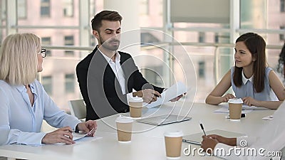 Αρσενικός συμμετέχων αρχηγών ομάδας ή διασκέψεων που μιλά στη συνεδρίαση της ομάδας Αρσενικός συμμετέχων αρχηγών ομάδας ή διασκέψεων που μιλά στη συνεδρίαση της ομάδας