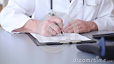 Γιατρός που γράφει τις υπομονετικές σημειώσεις για μια μορφή ιατρικής εξέτασης Γιατρός που γράφει τις υπομονετικές σημειώσεις για μια μορφή ιατρικής εξέτασης
