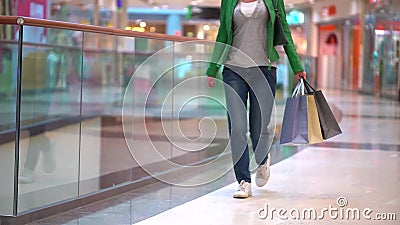 Γυναίκα με τις τσάντες αγορών που περπατά στη λεωφόρο Έννοια: μόδα, πώληση, αγορές, ευτυχία Τα πόδια κλείνουν επάνω Κινηματογράφη φιλμ μικρού μήκους Γυναίκα με τις τσάντες αγορών που περπατά στη λεωφόρο Έννοια: μόδα, πώληση, αγορές, ευτυχία Τα πόδια κλείνουν επάνω Κινηματογράφη φιλμ μικρού μήκους