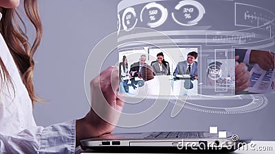 Γυναίκα που χρησιμοποιεί το lap-top με τη διεπαφή επιχειρησιακών ολογραμμάτων απόθεμα βίντεο Γυναίκα που χρησιμοποιεί το lap-top με τη διεπαφή επιχειρησιακών ολογραμμάτων απόθεμα βίντεο