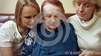 Γυναίκες της διαφορετικής ηλικίας που κοιτάζουν μέσω της παλαιάς οικογένειας Γυναίκες της διαφορετικής ηλικίας που κοιτάζουν μέσω της παλαιάς οικογένειας