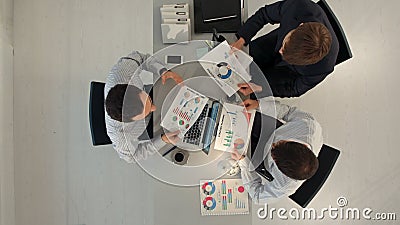 Δημιουργική ομάδα που επιδεικνύει τα διαγράμματα με το lap-top και Δημιουργική ομάδα που επιδεικνύει τα διαγράμματα με το lap-top και