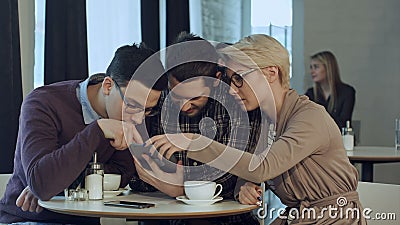Δημιουργική ομάδα που χρησιμοποιεί smartphone και μιλάει σε περιστασιακό γραφείο φιλμ μικρού μήκους Δημιουργική ομάδα που χρησιμοποιεί smartphone και μιλάει σε περιστασιακό γραφείο φιλμ μικρού μήκους